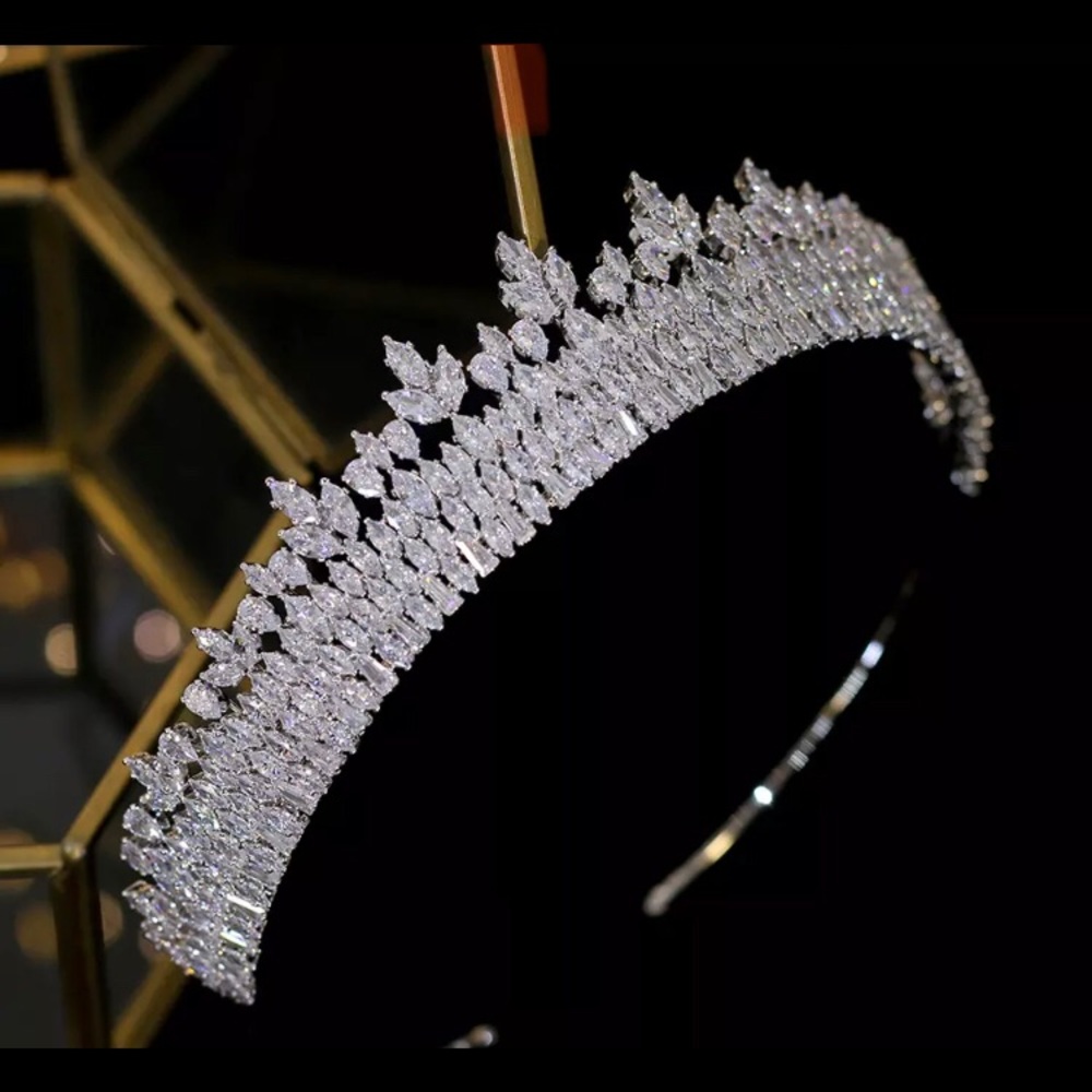 Tiara / bridal crown brand new AAA zirconia